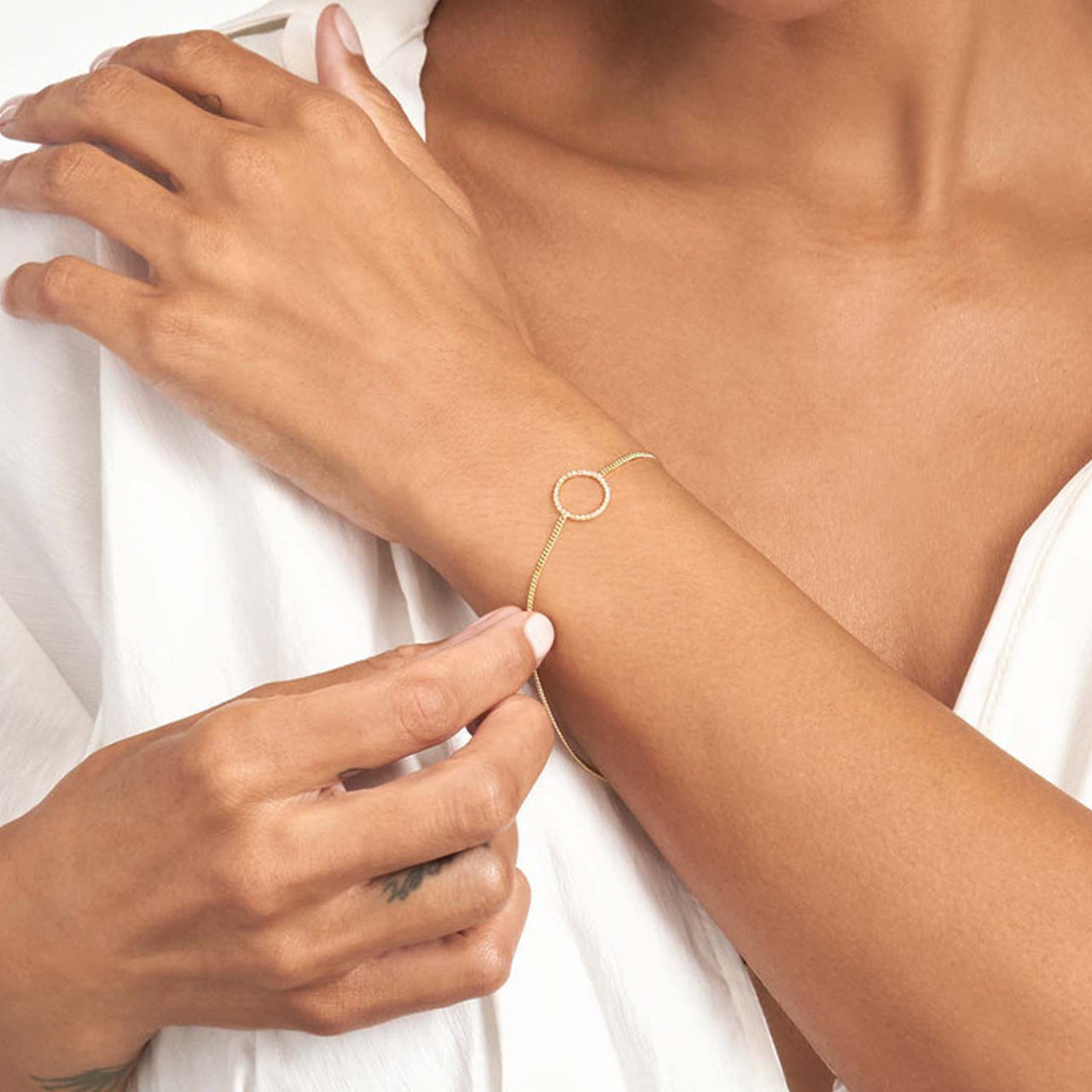 14K gold diamond circle bracelet, detail view