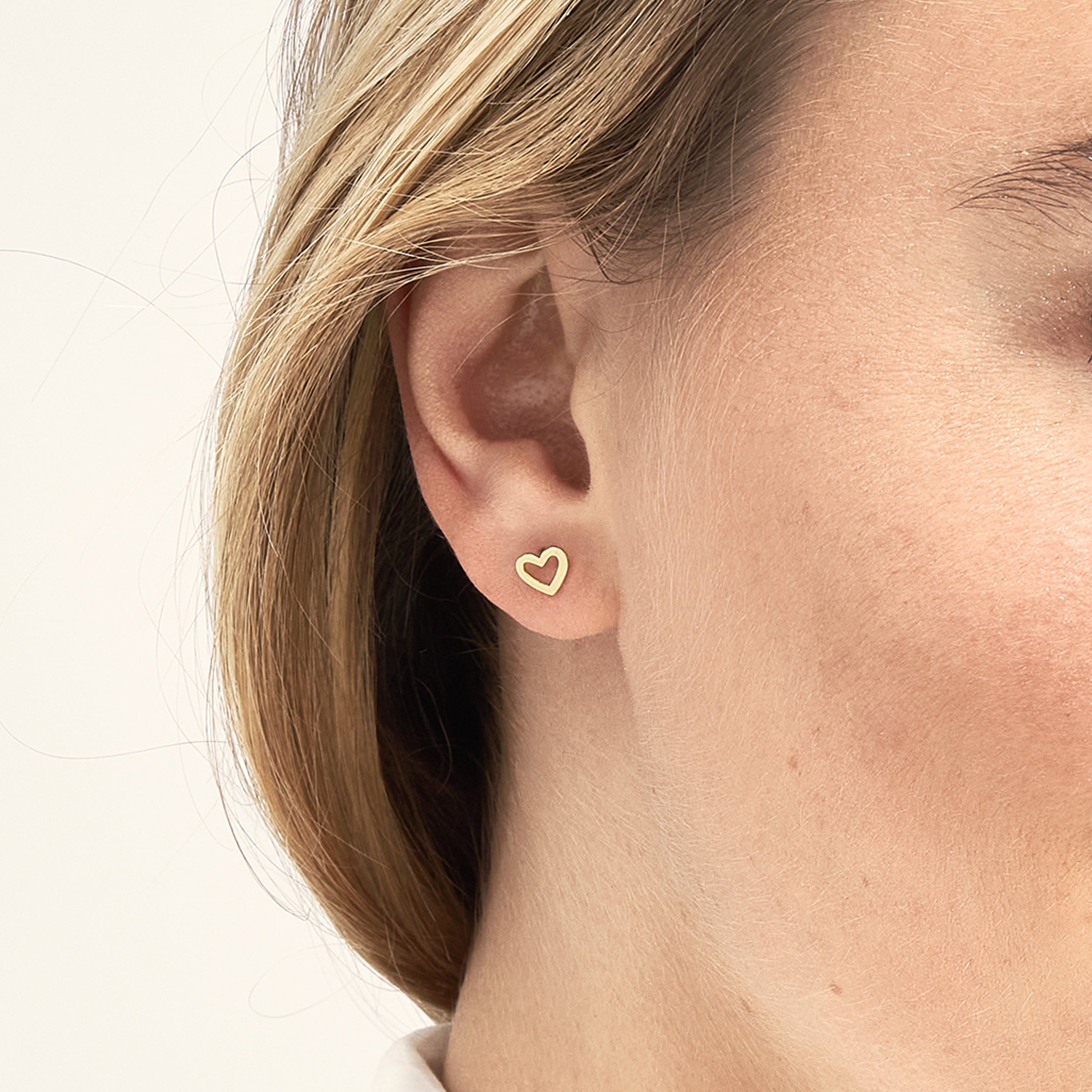 14K gold cutout heart shaped stud earrings, detail view